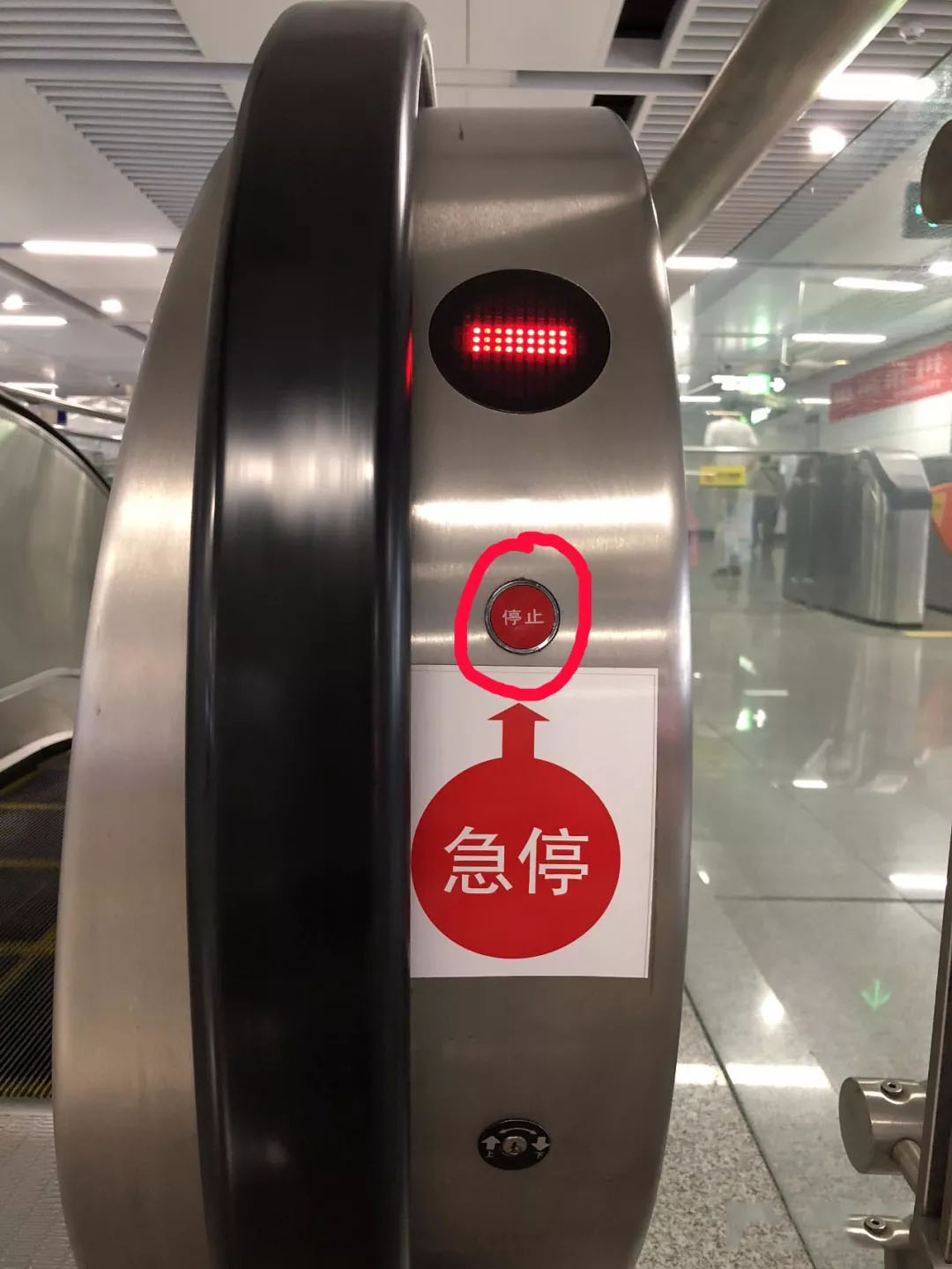 湖南电梯公司:自动扶急停按钮